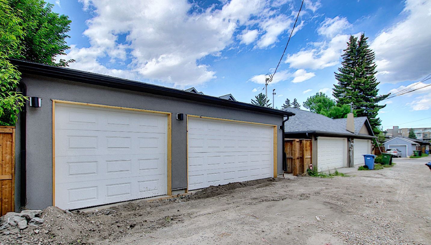 Calgary triple-car garage builder professional